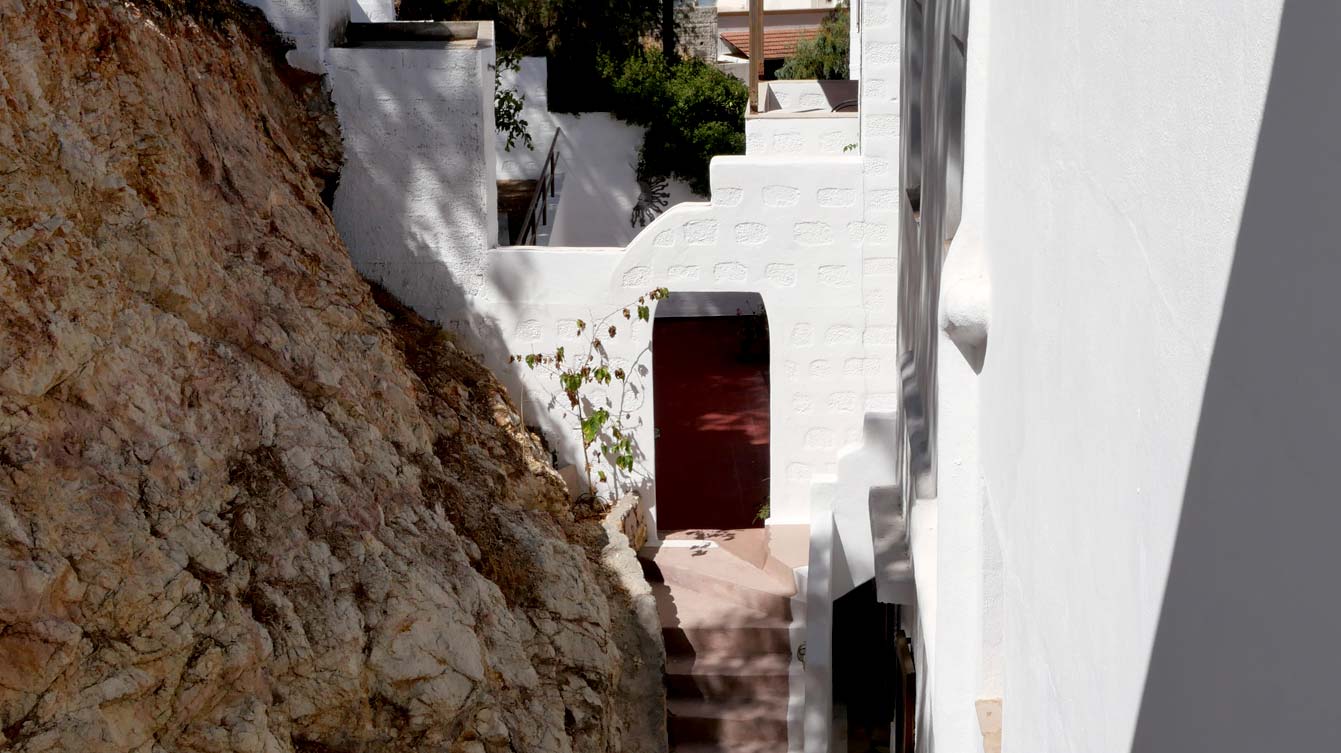 Escalier Kalderimi Studios : une jolie adresse où loger pas cher à Patmos