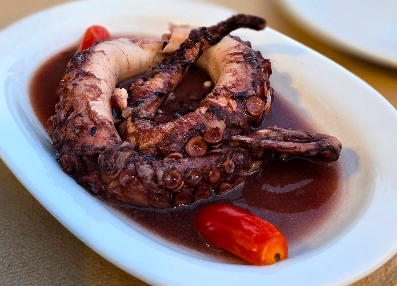 Poulpe au vin au restaurant Ktima Petra, Patmos