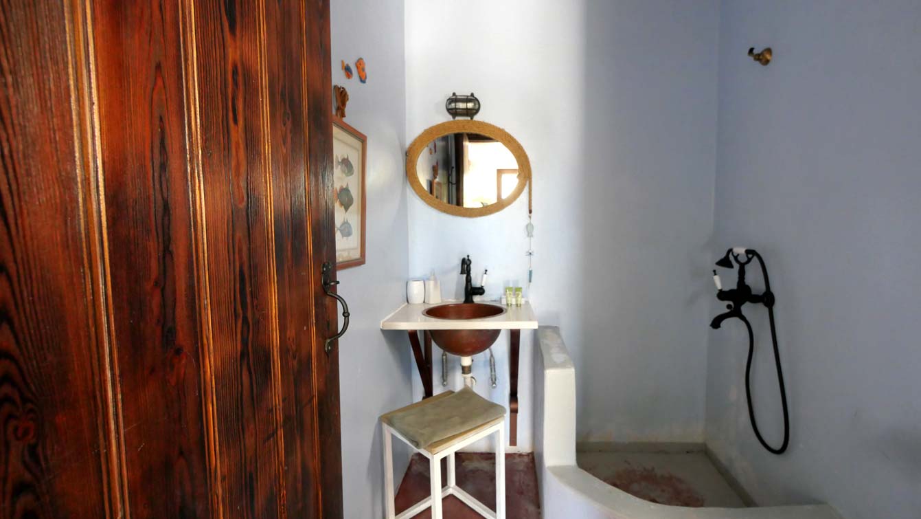 Salle de bain : L'intérieur d'un studio à Kalderimi Patmos