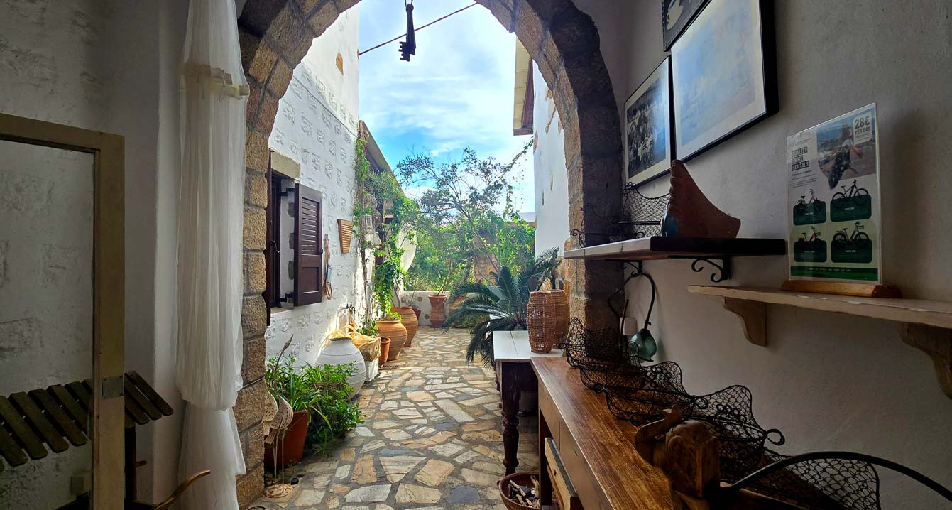 Entrée de Kalderimi Studios : une jolie adresse à Patmos