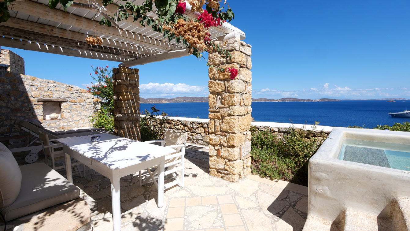 Eirini Luxury Hotel Villas Patmos : La terrasse de la villa avec jacuzzi vue sur la mer...
