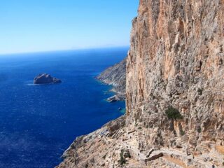 Chemin pour le monastere de la panagia chozoviottissa, à amorgos.