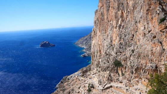Chemin pour le monastere de la panagia chozoviottissa, à amorgos.