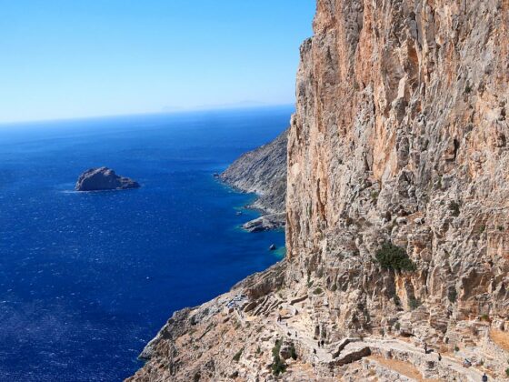 Chemin pour le monastere de la panagia chozoviottissa, à amorgos.