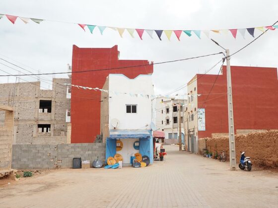 Visiter Mirleft, le village marocain épargné par le temps : Une rue neuve en parpaings, pavoisée de fanions colorés.