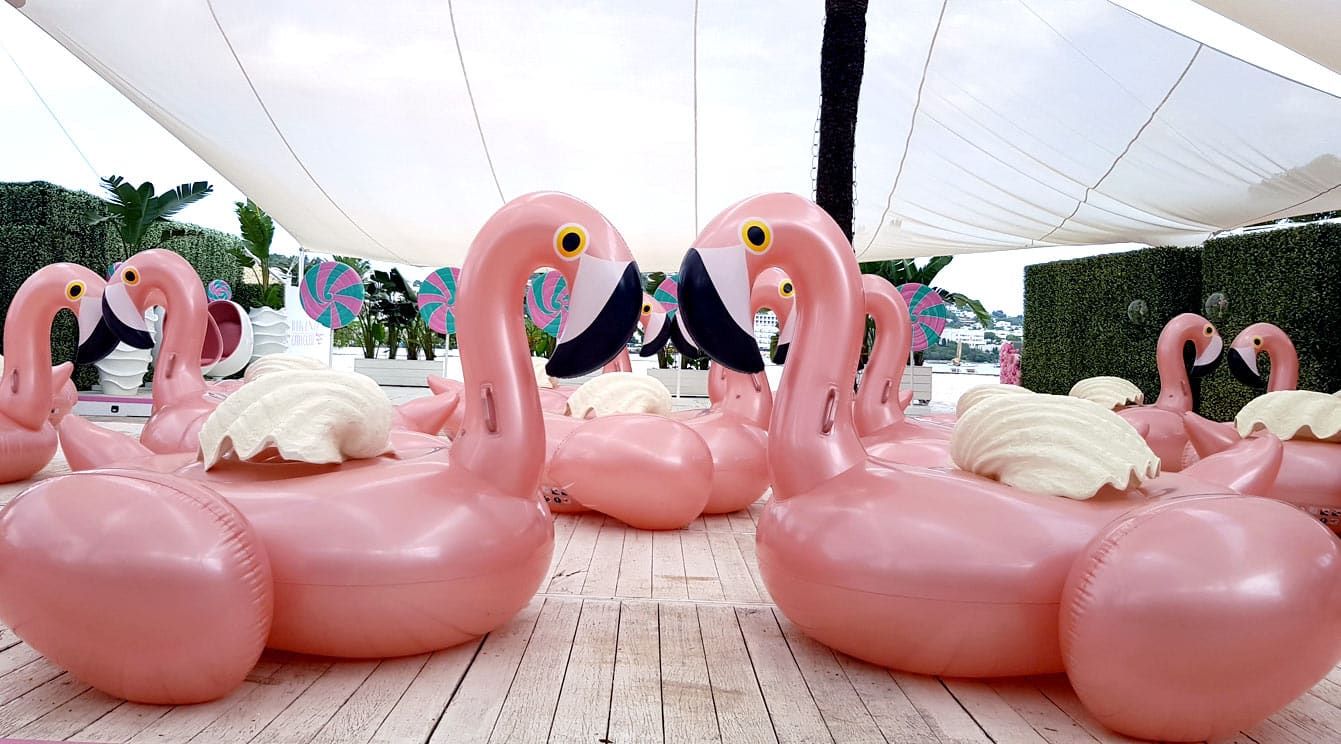  restaurant Bikini by Cathy Guetta : bouées en forme de flamants roses