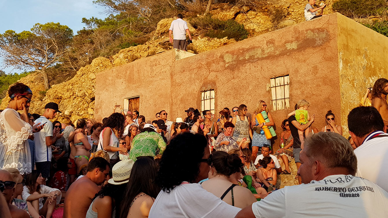 Marché et coucher de soleil au rythme des tambours à Benirràs (Ibiza)